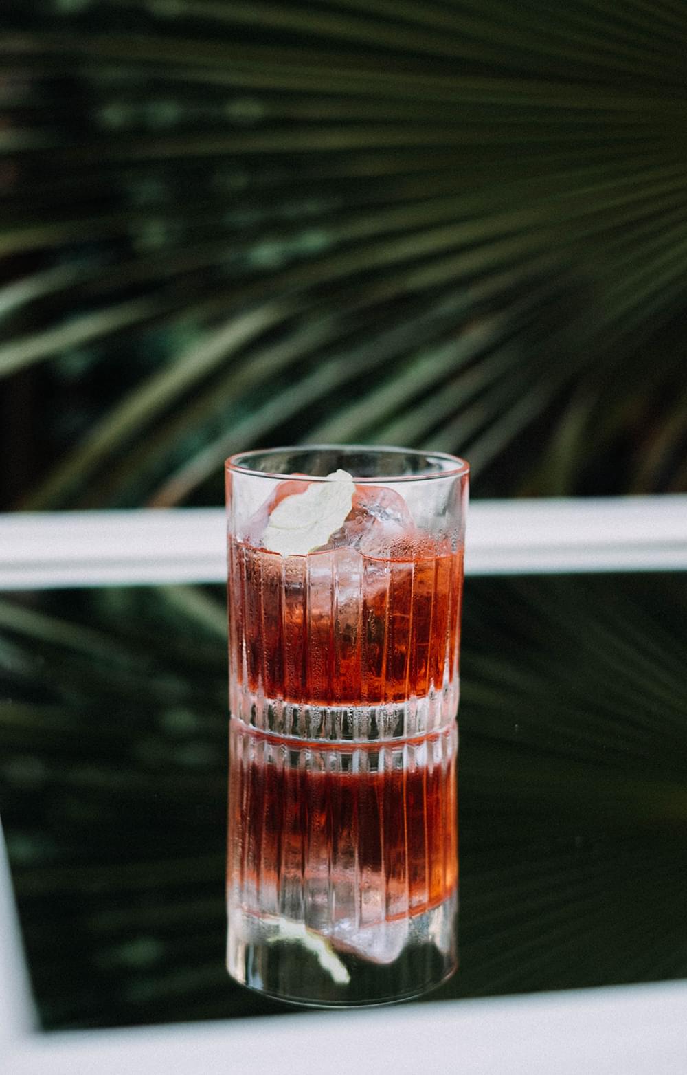 Cocktail rouge sur une table